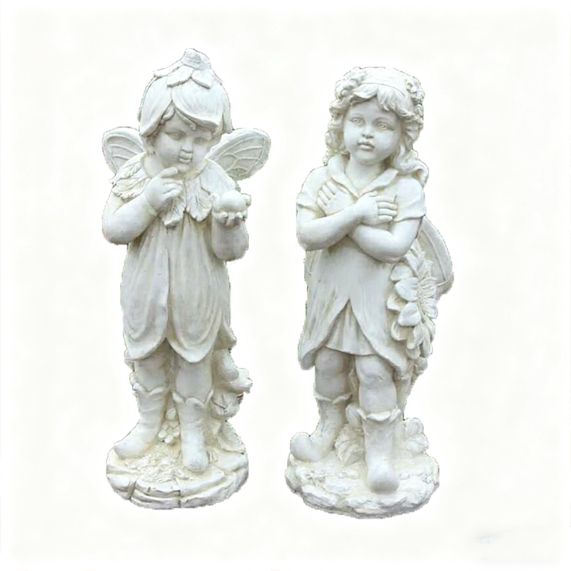 Lasikuituinen ihmisveistos pienestä enkelistä