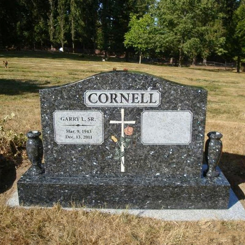 Ristiruusukuvioinen graniittihautakivi