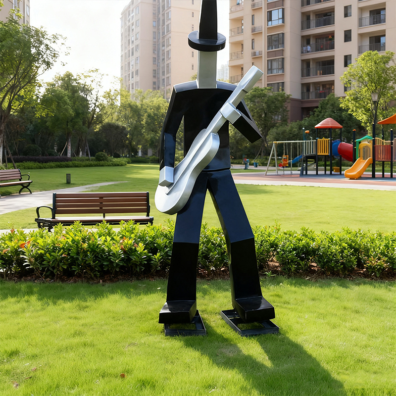 Lasikuituinen ihmisveistos abstraktissa 