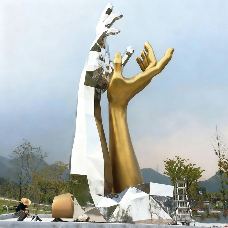 Abstrakti ulkona ruostumattomasta teräksestä valmistettu taideveistos