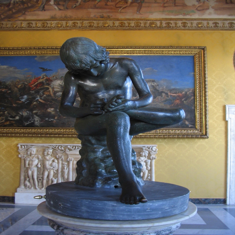 Kestävä ulkomarmorinen ihmisveistos pojasta, joka vetää piikkia jaloistaan, eurooppalainen muotoilu